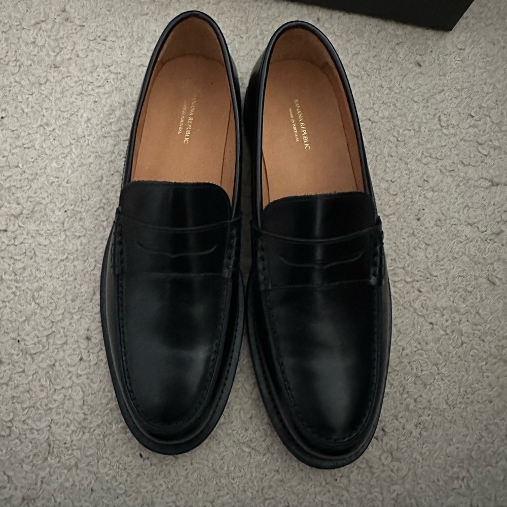 SOLD Banana Republic all leather Women’s Black Loafers size 11